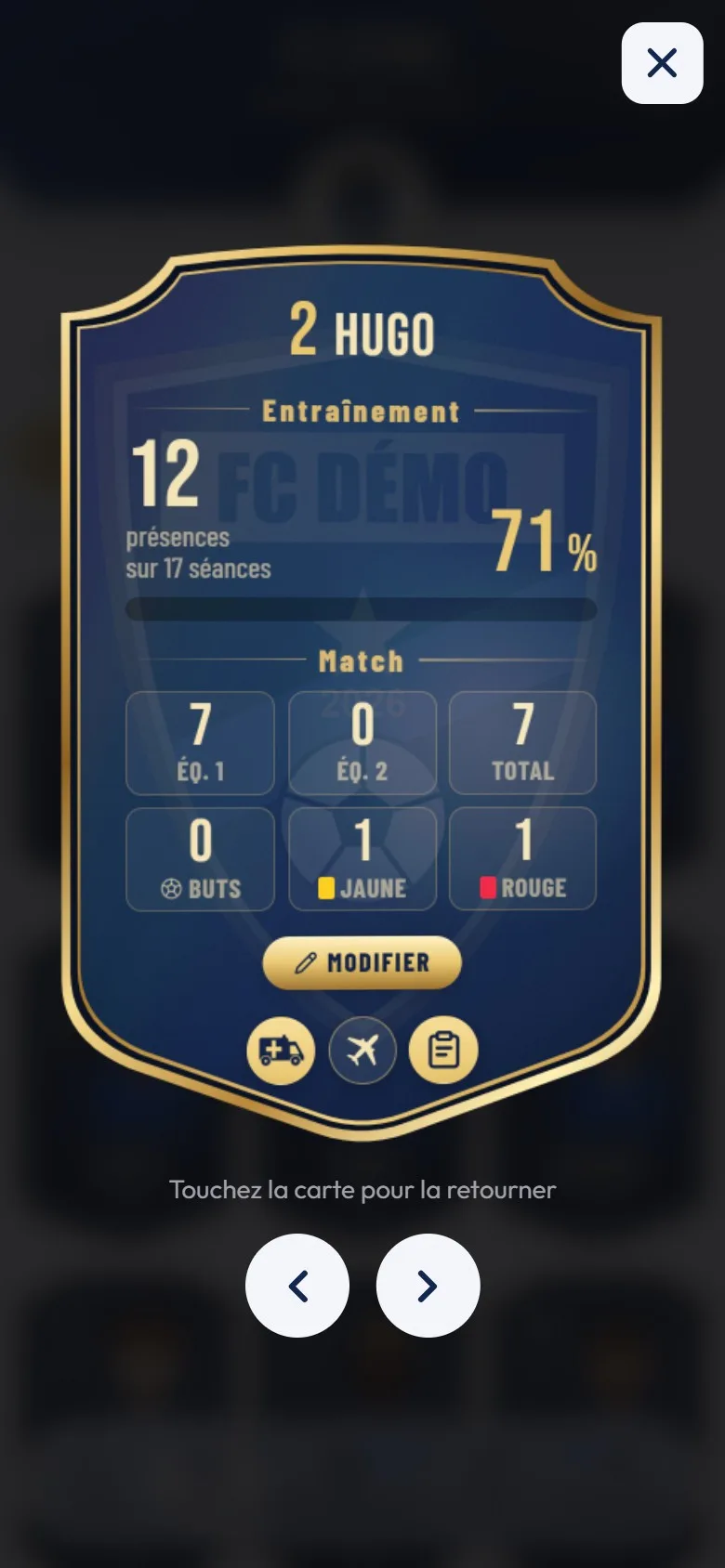 Dos d'une carte joueur : présences, matchs, buts, cartons, et boutons blessure, vacances et note